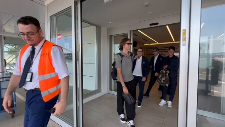 迪马济奥晒卡拉菲奥里启程视频，球员前往伦敦与阿森纳签约